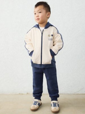 msj_Sb4UpGhsb4l98kVCChild_in_Cream_Tracksuit-cambia-il-pantalone-del-modello-di-sinistra-con-il.jpg 16665-16666-16667-16668-16663-16661-16664-16662